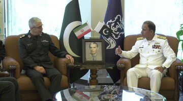 Le général Baqeri rencontre le commandant de la marine pakistanaise