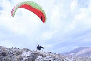 En images : vol en parapente dans le ciel de Maku, au nord-ouest de l’Iran