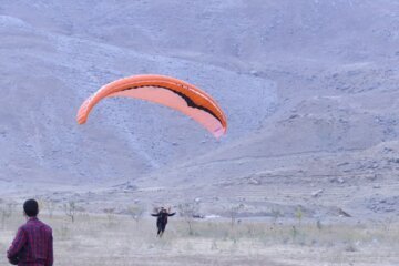 En images : vol en parapente dans le ciel de Maku, au nord-ouest de l’Iran