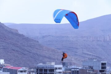 En images : vol en parapente dans le ciel de Maku, au nord-ouest de l’Iran