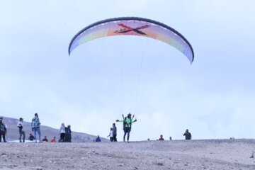 En images : vol en parapente dans le ciel de Maku, au nord-ouest de l’Iran