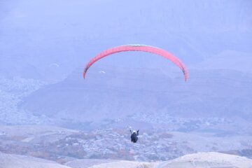 En images : vol en parapente dans le ciel de Maku, au nord-ouest de l’Iran