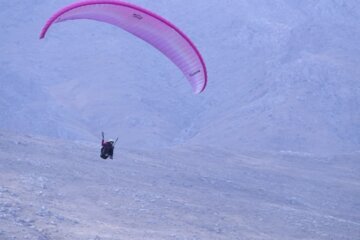 En images : vol en parapente dans le ciel de Maku, au nord-ouest de l’Iran