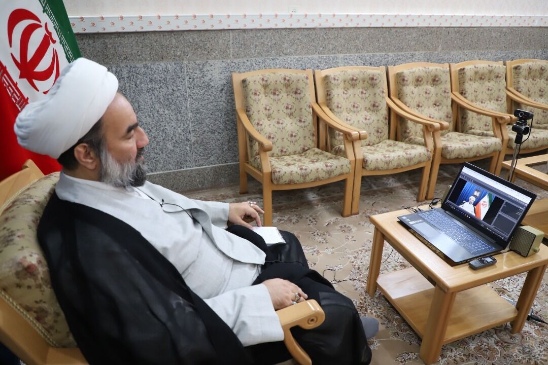 مبلغان، همه‌ی جامعه بشری شیعه، اهل‌سنت و اهل‌کتاب را مخاطب خود بدانند