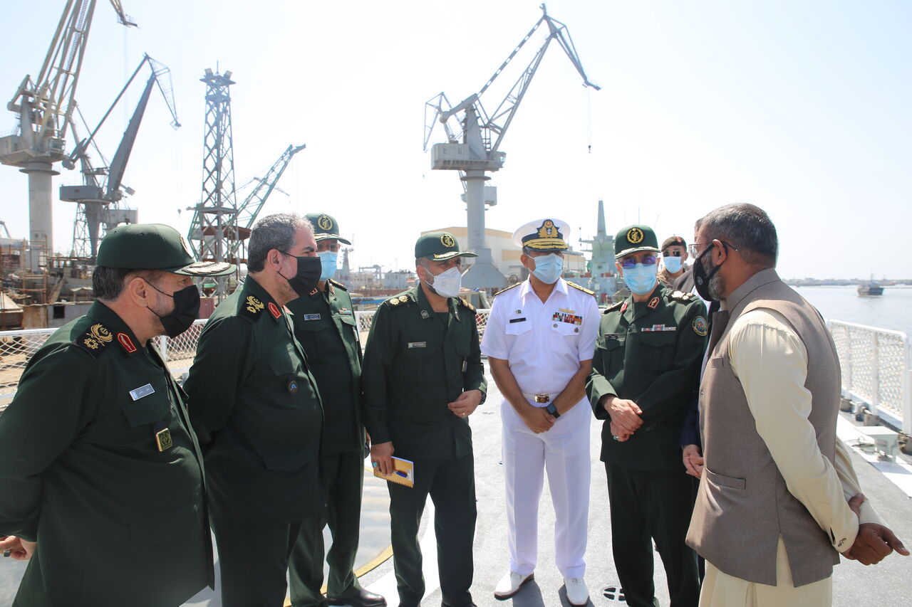Iran-Pakistan agree to cooperate on shipbuilding, submarine maintenance