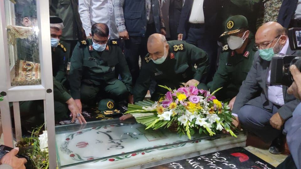 فرمانده کل سپاه پاسداران به مقام شامخ شهید سلیمانی ادای احترام کرد