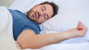 خوابیدن با دهان باز چه زمانی خطرناک می‌شود؟