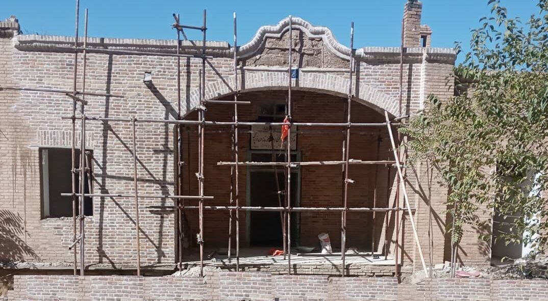 مرمت سردرب درمانگاه تاریخی دهنو در شهرستان خنداب پایان یافت