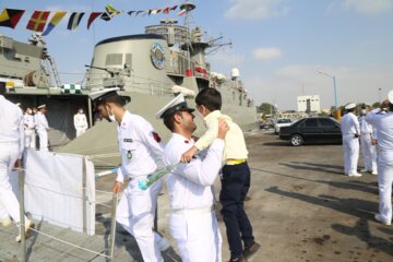 حاشیه بازگشت هفتاد و هفتمین ناوگروه نداجا از آبهای بین المللی به بندرعباس