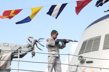 حاشیه بازگشت هفتاد و هفتمین ناوگروه نداجا از آبهای بین المللی به بندرعباس