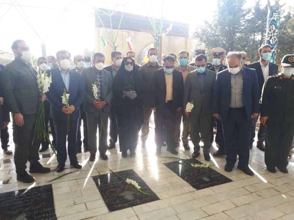 استاندار لرستان به مقام شامخ شهدای بروجرد ادای احترام کرد 