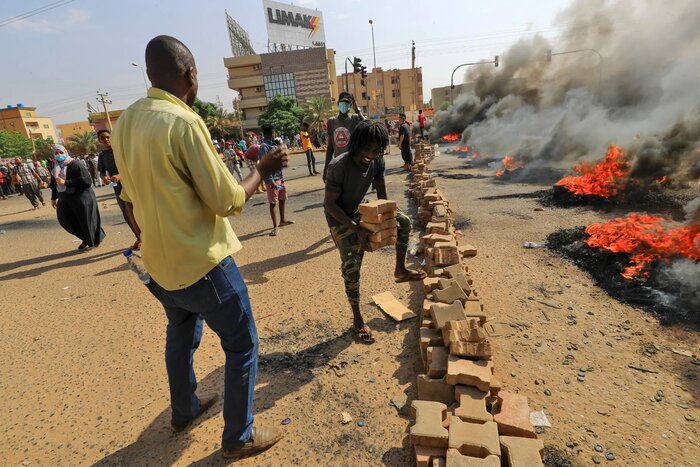 از زمان کودتا در سودان به رهبری البرهان، هزاران نفر در مخالفت با این کودتا به خیابان ها ریخته و چندین نفر در درگیری با نیروهای امنیتی کشته شده‌اند