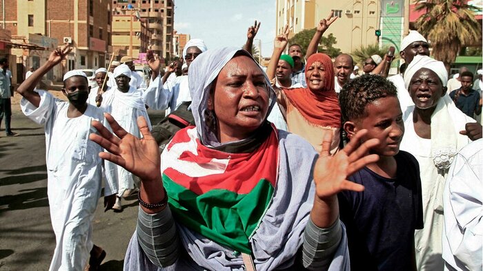آخرین تحولات سودان؛ از درخواست نخست‌وزیر معزول تا تظاهرات میلیونی