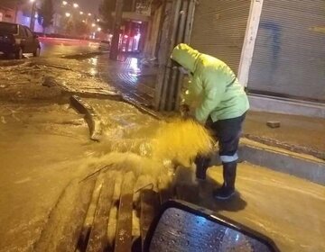 آبگرفتگی معابر در ارومیه و تلاش برای رفع آن پس از باران پاییزی