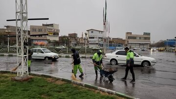 آبگرفتگی معابر در ارومیه و تلاش برای رفع آن پس از باران پاییزی