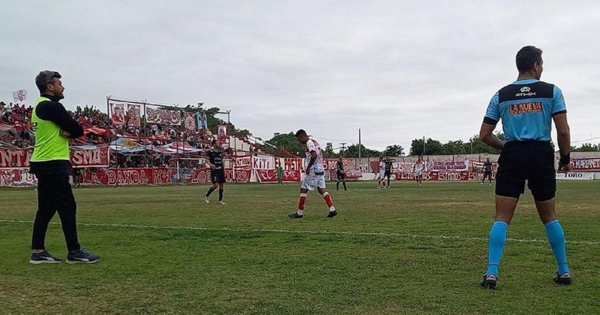 درگیری هواداران روی سکوها؛ مربی آرژانتینی هدف شلیک گلوله قرار گرفت