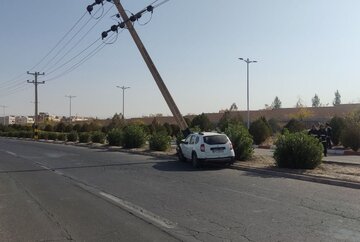 بسته شدن خیابان اصلی در بیرجند براثر برخورد خودرو با تیر برق