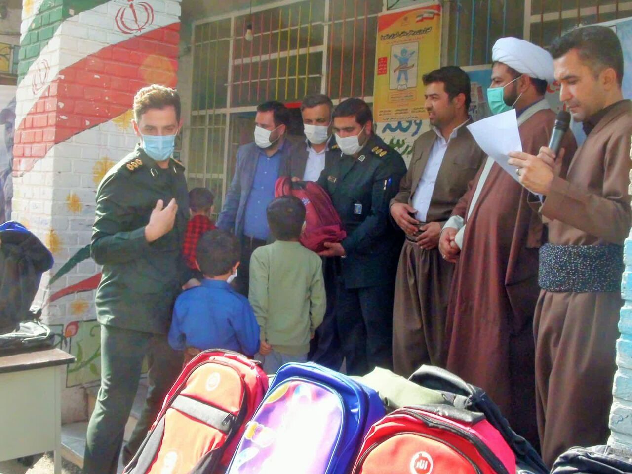 ۶۰ بسته لوازم التحریر بین دانش آموزان  نیازمند جوانرود توزیع شد