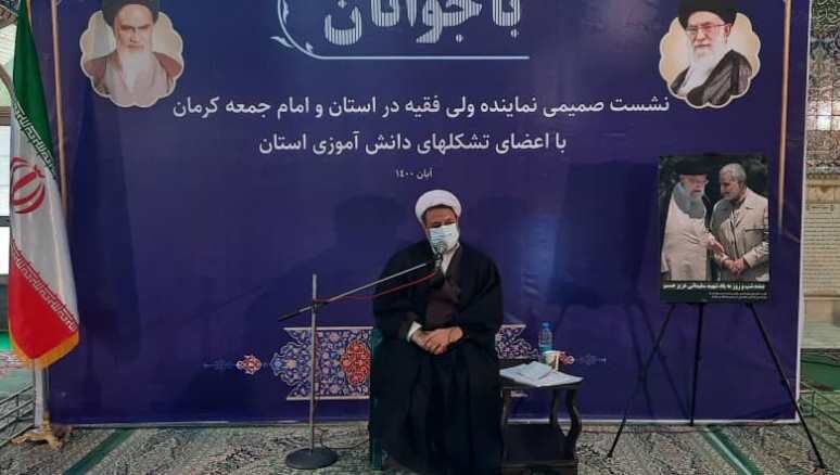 امام جمعه کرمان: هنر انقلاب مبارزه همزمان با استکبار و استعمار است