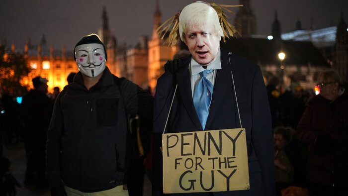 معترضان در لندن عکس نخست وزیر را به آتش کشیدند