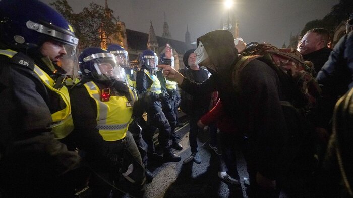 معترضان در لندن عکس نخست وزیر را به آتش کشیدند