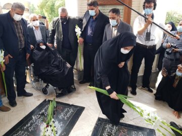 استقبال از خانواده شهید «رستم علی بابایی شهرکی» در گلزار شهدای بوشهر