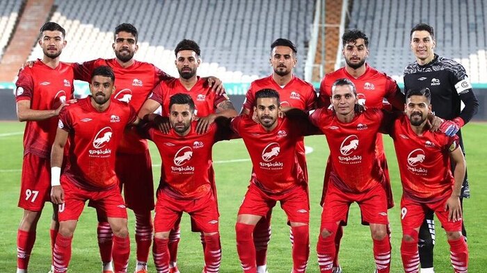 تراکتور در جاده خاکی