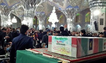 پیکر بانوی شهید تازه تفحص شده در حرم امام رضا(ع) طواف داده شد