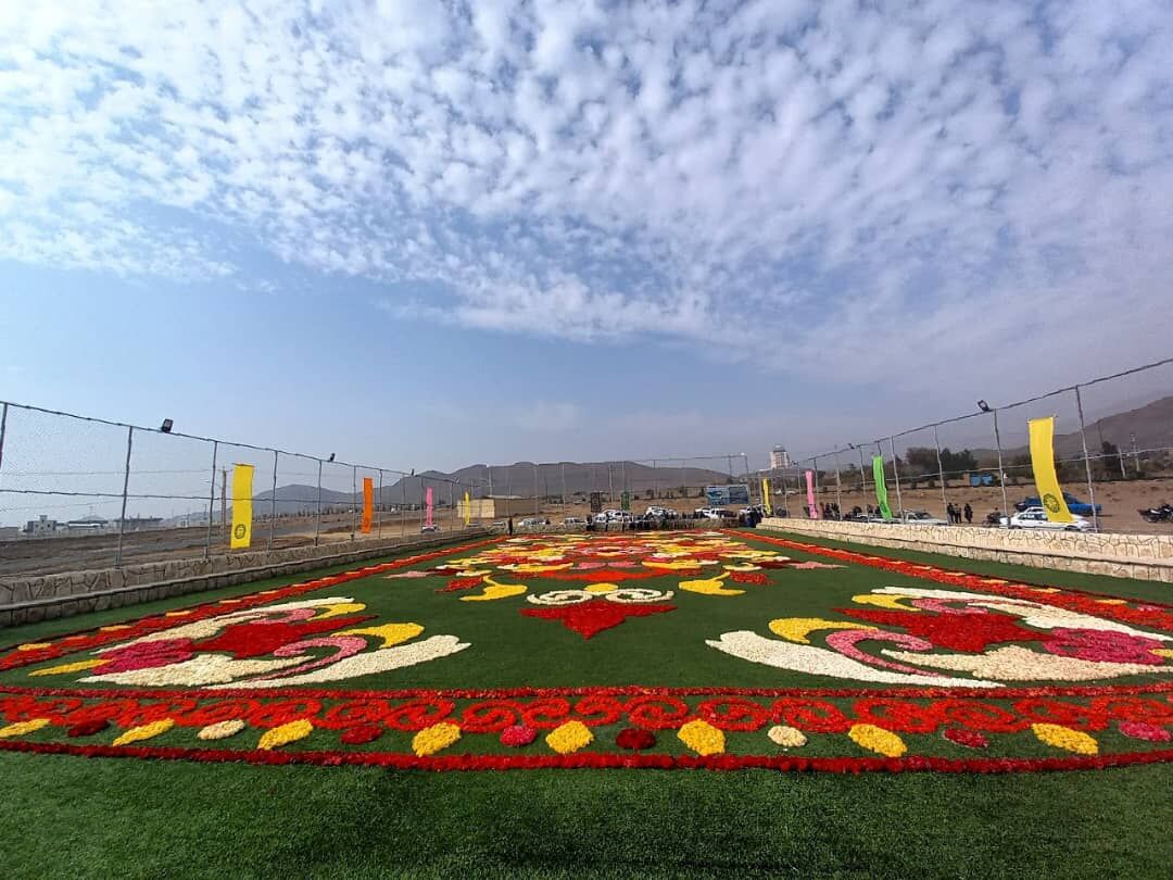 بزرگترین فرش سرگل خاورمیانه در شهرستان محلات رونمایی شد