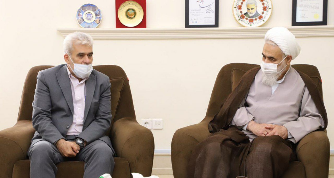 پشت میزنشینی هیچ مشکلی را حل نمی‌کند