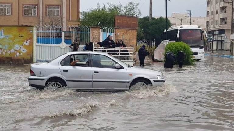 آبگرفتگی، تردد در معابر شهرهای شمالی استان بوشهر را مختل کرد