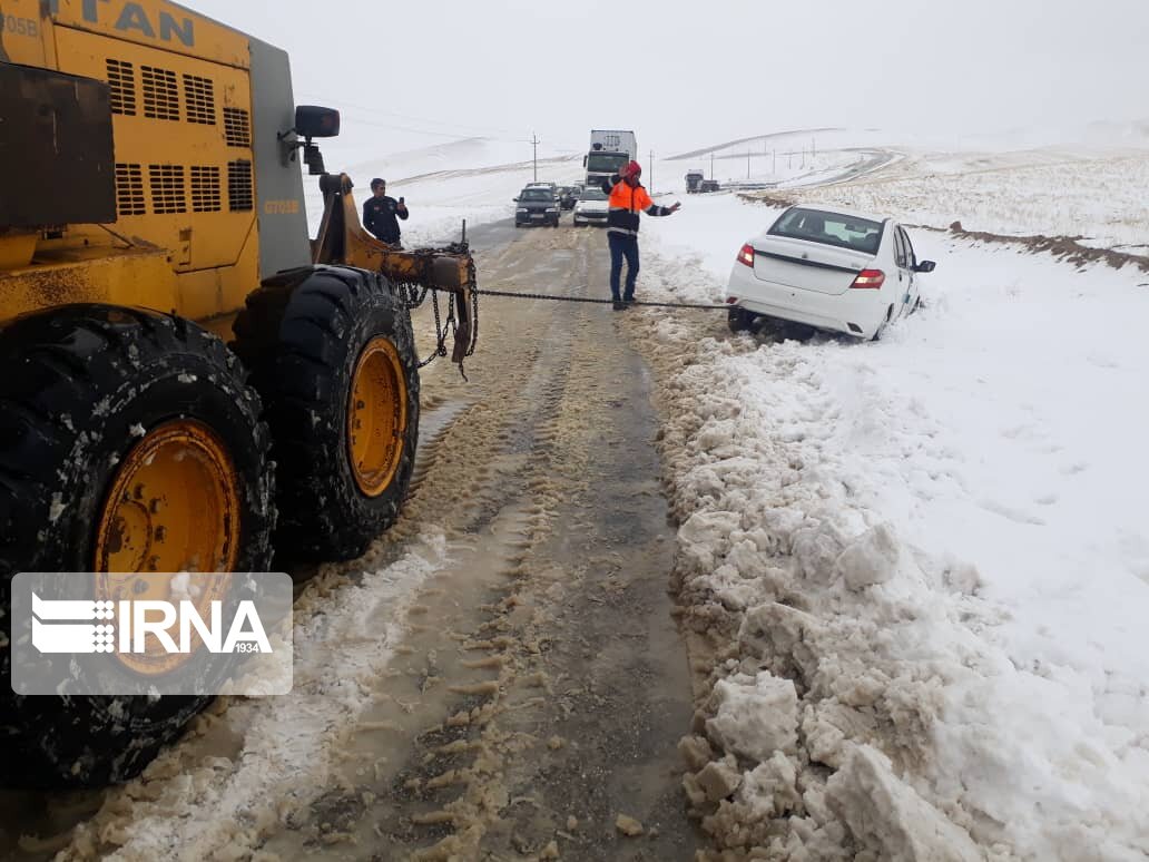 سرنشینان ۵۰۰ خودرو در محور بیجار - تکاب  نجات یافتند