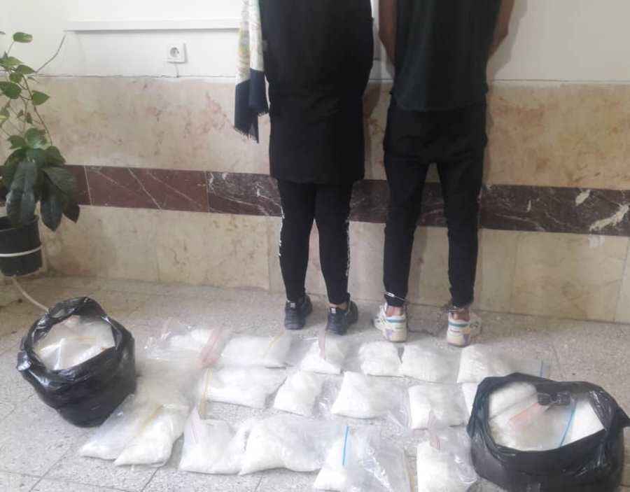 زوج قاچاقچی با بیش از ۳۰ کیلوگرم شیشه در نرماشیر دستگیر شدند