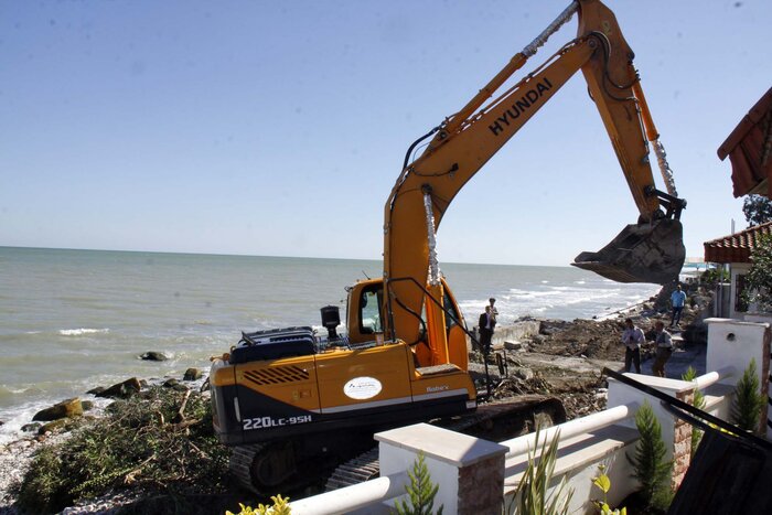 چهار سازه غیرمجاز دریایی در مناطق ساحلی نوشهر تخریب شد