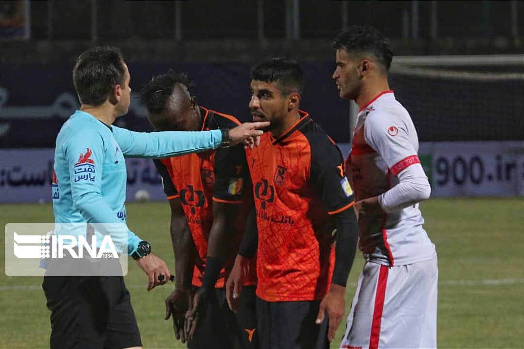 باشگاه پرسپولیس: هر چه زودتر جلوی اشتباهات داوری را بگیرید