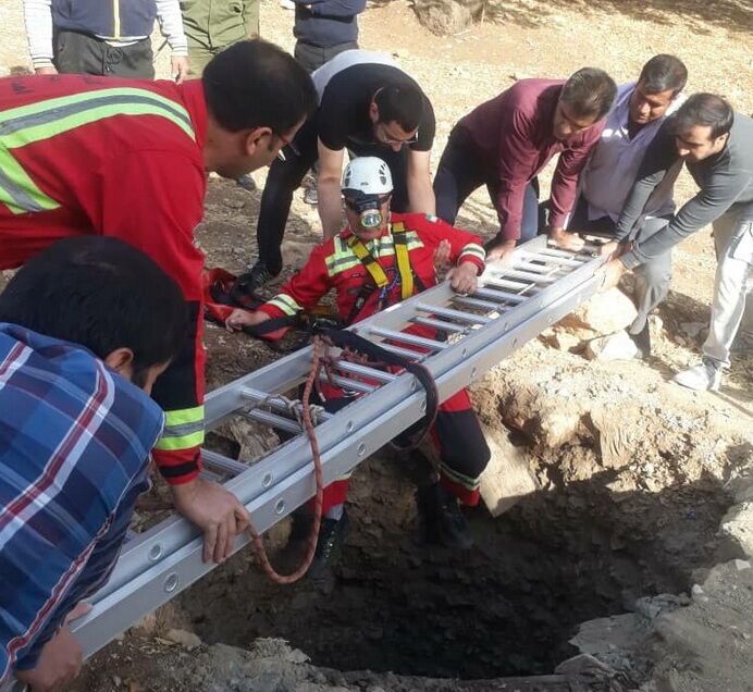  نجات یک پسر بچه در عمق چاهی در کرج 