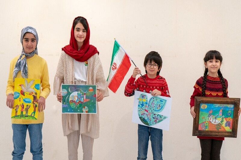 Les enfants iraniens célèbrent « la Paix » au concours de peinture du Japon