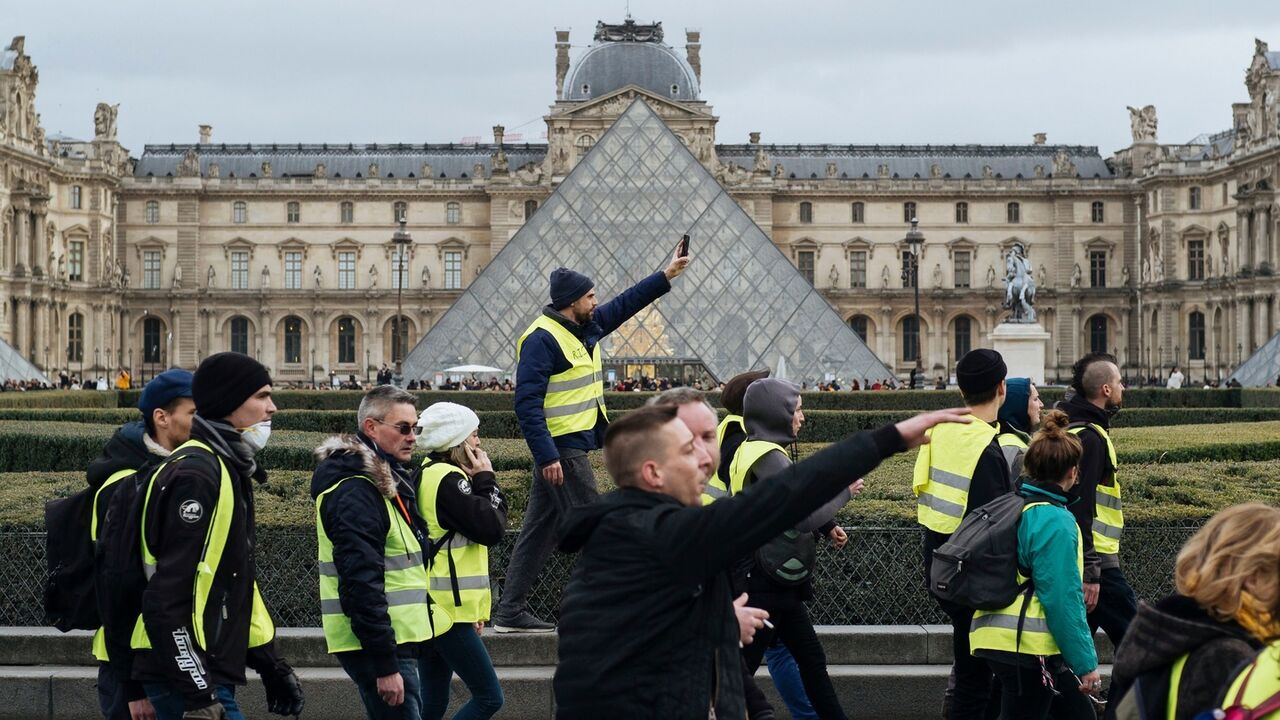 برگزاری مراسم سومین سالگرد تاسیس جنبش جلیقه زردها در خیابان‌های پاریس