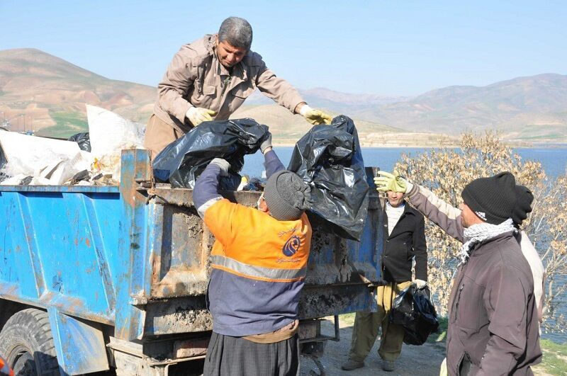 حاشیه دریاچه سد مهاباد از زباله پاک‌سازی شد