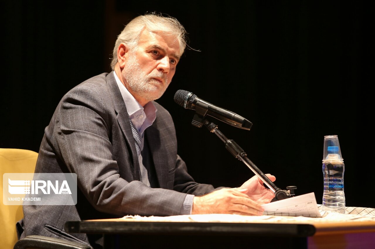 مشاور فرمانده سپاه: دفاع از انقلاب در حوزه و دانشگاه پررنگ شود