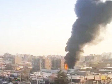 آتش سوزی سنگین انبار لوازم پلاستیکی در مشهد مهار شد