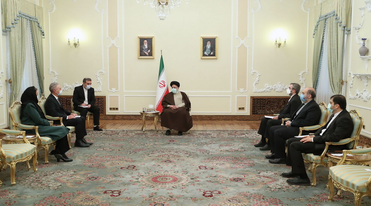 Pres Raisi receives copy of credentials of newly appointed ambassadors