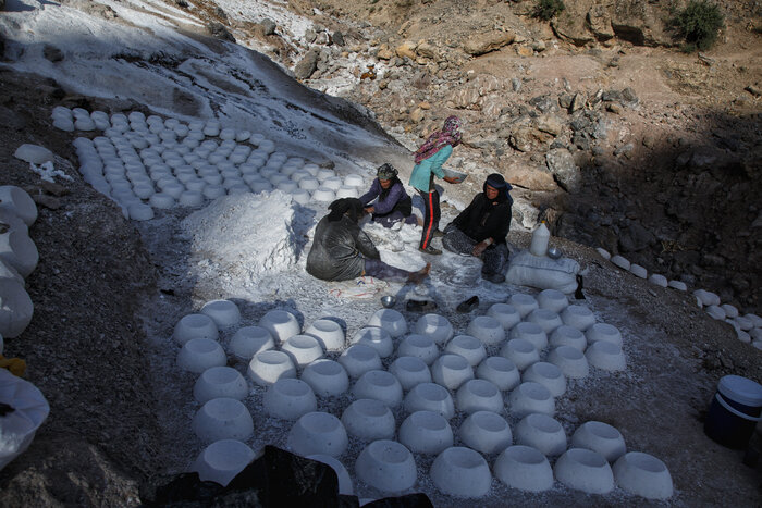 مستند «زنان نمکی» روایتی از زنان معدنکار در چهارمحال بختیاری