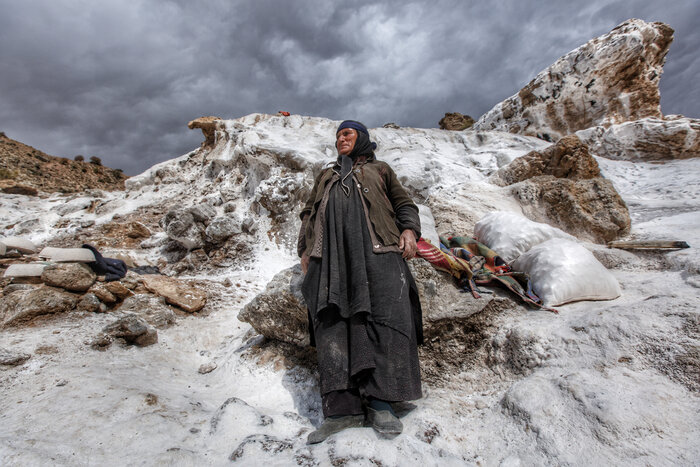 مستند «زنان نمکی» روایتی از زنان معدنکار در چهارمحال بختیاری