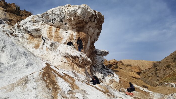 مستند «زنان نمکی» روایتی از زنان معدنکار در چهارمحال بختیاری