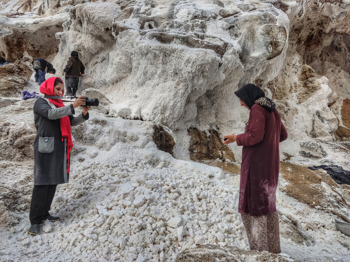 مستند «زنان نمکی» روایتی از زنان معدنکار در چهارمحال بختیاری