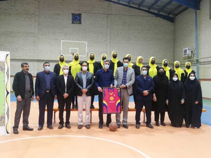 معاون فرمانداری اردکان کمک خیران و  صنایع به ورزش بانوان را خواستار شد