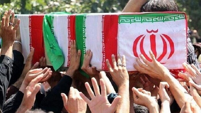 پیکر پاک شهید ۱۷ساله مدافع حرم در محلات تشییع شد