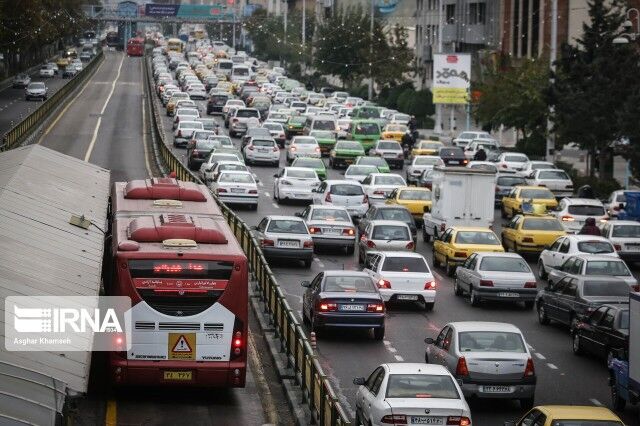 ترافیک در مسیرهای ورودی تهران سنگین است ترافیک در مسیرهای ورودی تهران سنگین است
