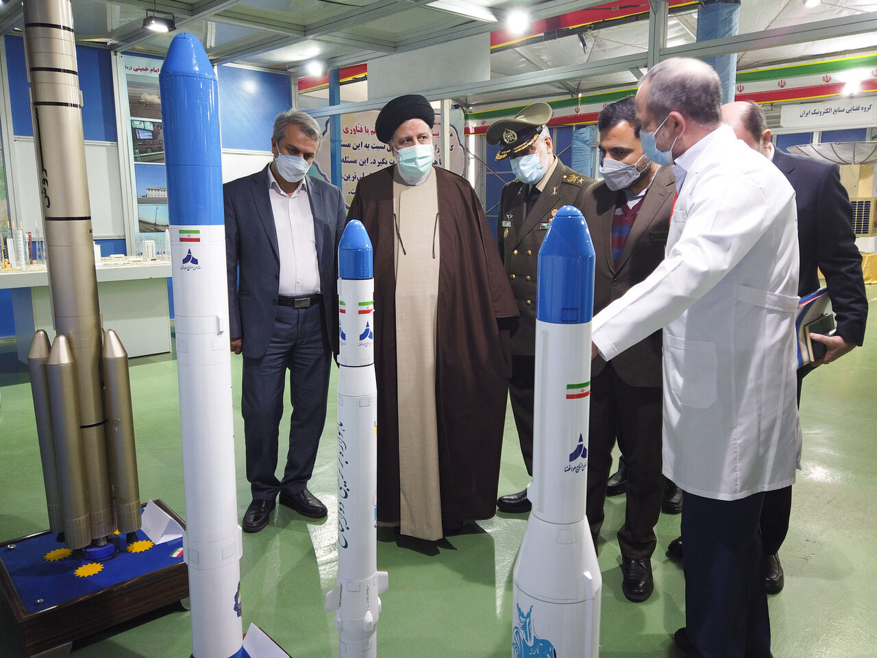 Le Président Raïssi a visité l'exposition des réalisations de l'industrie spatiale de la République islamique d’Iran